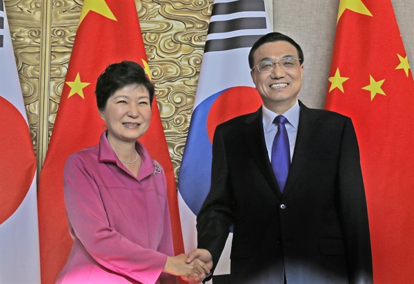 박근혜 대통령이 2일 오후 중국 베이징 댜오위타이(釣魚臺)에서 리커창 중국 총리를 면담하기에 앞서 악수하고 있다.