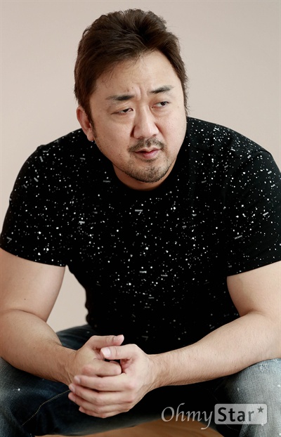  영화<함정>에서 성철 역의 배우 마동석이 1일 오전 서울 논현동의 한 카페에서 포즈를 취하고 있다.