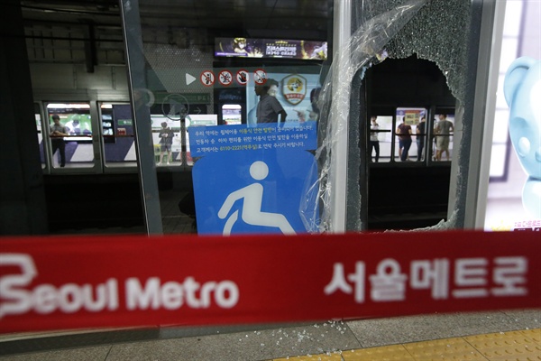 지난 8월 29일 오후 지하철 2호선 강남역에서 정비직원이 지하철과 안전문 사이에 끼이는 사고가 나 삼성역에서 서울대입구역까지 지하철 내선 열차 운행이 일시 중단됐었다. 사진은 사고 현장 주변. 