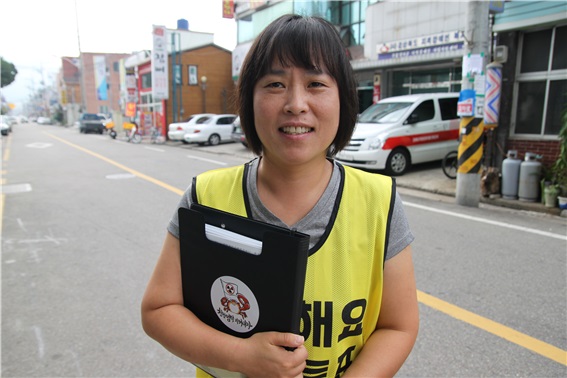 주민투표 동의 서명을 받으러 시내로 나가는 박혜령 위원장.