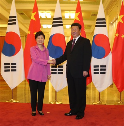 박근혜 대통령과 시진핑 중국 국가주석. 지난 2015년 9월 2일 베이징 인민대회당에서 열린 한·중 정상회담에 앞서 인사하고 있다.