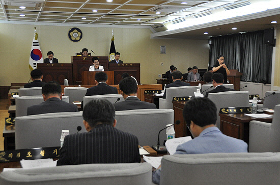 아산시의회는 ‘국회의원 선거구 증설을 위한 아산시의회 결의문’을 만장일치로 채택해 제181회 임시회 제2차 본회의에서 이기애 의원이 낭독했다.