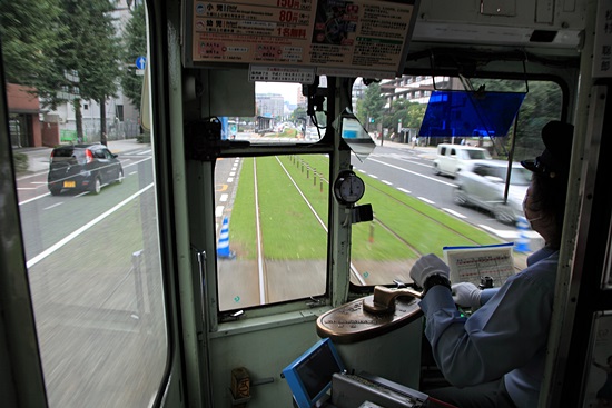 노면전차를 운행하는 기사는 연신 안내방송을 했다.