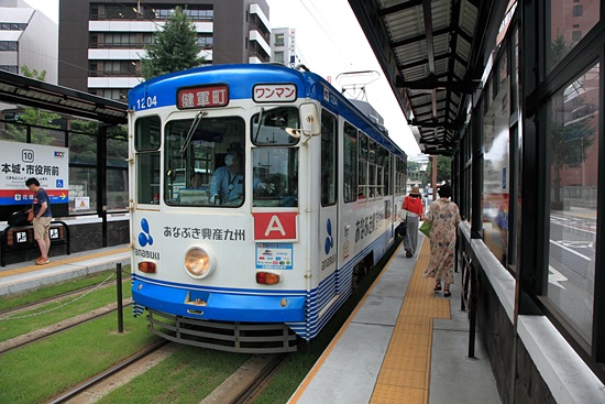 구마모토의 노면전차는 A라인과 B라인으로 운영되고 있었다. 사진의 노면전차에 A라고 적혀 있다.

