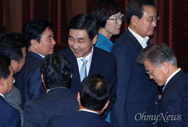 이종걸 새정치민주연합 원내대표가 3일 오전 국회 본회의에서 교섭단체 대표연설을 마친후 문재인 대표를 비롯한 의원들과 인사하고 있다.