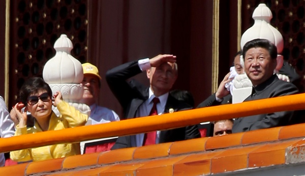 박근혜 대통령(왼쪽부터)과 푸틴 러시아 대통령, 시진핑 중국 국가주석이 지난 2015년 9월 3일 오전 중국 베이징 톈안먼에서 열린 '항일(抗日)전쟁 및 세계 반(反)파시스트 전쟁 승전 70주년'(전승절) 기념행사에 참석해 군사퍼레이드를 관함하고 있다.