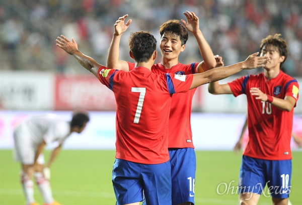 기성용, '손흥민 해트트릭 축하해' 한국 축구대표팀 손흥민이 3일 오후 경기도 화성종합경기타운에서 열린 2018 러시아 월드컵 아시아 지역 2차 예선 라오스와의 경기에서 후반 88분 팀의 일곱번째 골이며 자신의 세번째 골을 성공시킨 뒤 기성용으로부터 축하를 받고 있다.