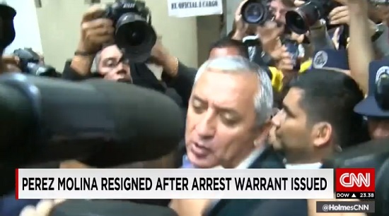 부패스캔들에 연루된 혐의를 받고 있는 페레스 전 과테말라 대통령이 법원에 출두한 소식을 전한 CNN 갈무리