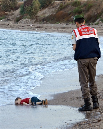 유럽으로 향하다 배가 뒤집혀 터키 해변에서 시신으로 발견된 시리아 꼬마. 