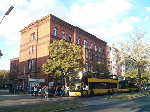 베를린 시내버스에 올라타고 있는 난민들의 모습