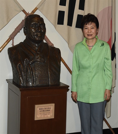 박근혜 대통령이 4일 상하이에서 열린 대한민국 임시정부청사 재개관식에 참석, 임시정부 회의실에 있는 백범 김구 선생 흉상 앞에서 기념 촬영하고 있다.