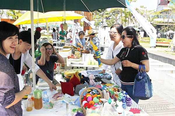 '행복의 경제학 국제회의 2015 전주'가 4~5일일 전북 전주 한국전통문화전당에서 열렸다. 국제회의와 함께 열린 '2015 전주 사회적경제 한마당'을 찾은 시민들이 플리마켓에서 물건을 고르고 있다.