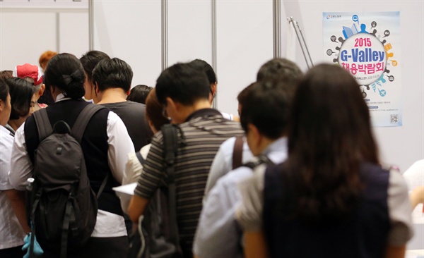 2일 서울 신도림 테크노마트에서 열린 '2015 지-밸리(G-Valley) 채용박람회'에서 구직 희망자들이 면담순서를 기다리고 있다.