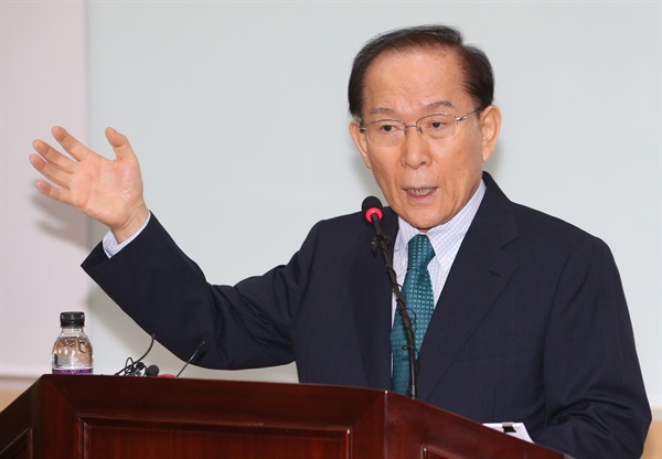 이회창 전 한나라당 총재가 지난 2일 오후 서울 관악구 서울대학교 행정대학원에서 '국가지도자의 리더십'을 주제로 강연하고 있다. 