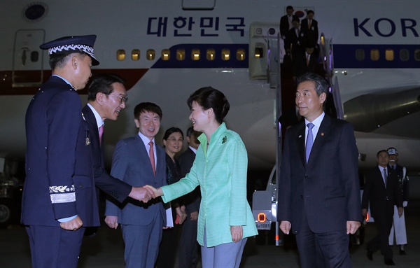 중국 방문 일정을 마친 박근혜 대통령이 4일 오후 서울공항에 도착, 전용기에서 내린 뒤 환영나온 현기환 정무수석 등과 악수하고 있다.