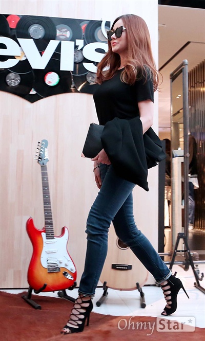 아이비, 당당한 여자 가수 아이비가 4일 오후 서울 충무로의 한 백화점에서 열린 한 청바지 회사의 팝업스토어 오픈 기념 포토월 행사에서 입장하고 있다.
