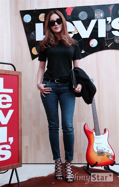 아이비, 당당한 여자  가수 아이비가 4일 오후 서울 충무로의 한 백화점에서 열린 한 청바지 회사의 팝업스토어 오픈 기념 포토월 행사에서 포즈를 취하고 있다.