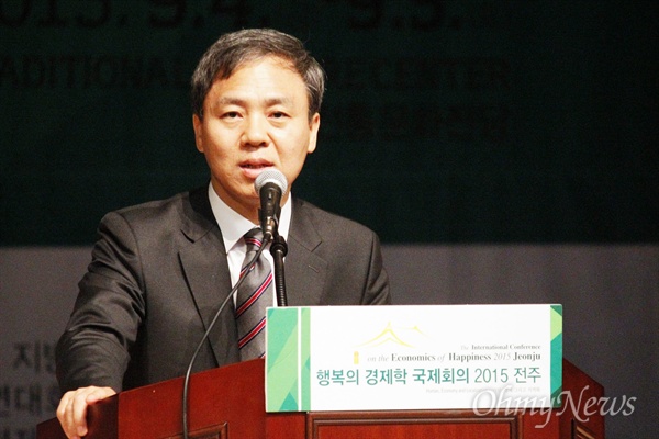 '행복의 경제학 국제회의 2015 전주'가 4일 전북 전주 한국전통문화전당에서 개막했다. 김승수 전주시장이 '지역순환경제의 공간조성'을 주제로 강연을 하고 있다. 