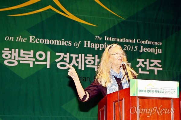 '행복의 경제학 국제회의 2015 전주'가 4~5일 전북 전주 한국전통문화전당에서 열렸다. 5일 폐막식에 참여한 헬레나 노르베리-호지(Helena Norberg-Hodge) 국제생태문화협회 설립자 및 대표가 폐막 특별강연을 하고 있다.