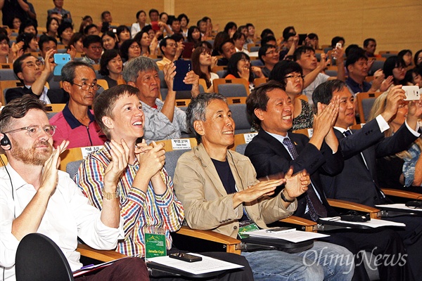 '행복의 경제학 국제회의 2015 전주'가 4~5일 전북 전주 한국전통문화전당에서 열렸다. 5일 폐막식 참석자들이 '전주선언'이 적힌 대형 조형물을 보며 박수치고 있다.