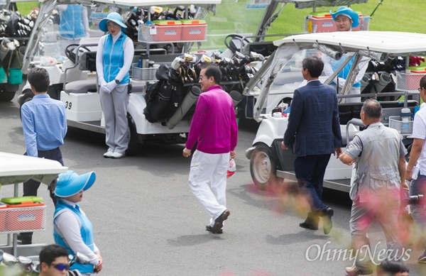  홍준표 경남도지가 5일 오후 경남 창녕 동훈힐마루컨트리클럽에서 경남도지사배 공무원 골프대회 개회식에 참석하고 있다. 