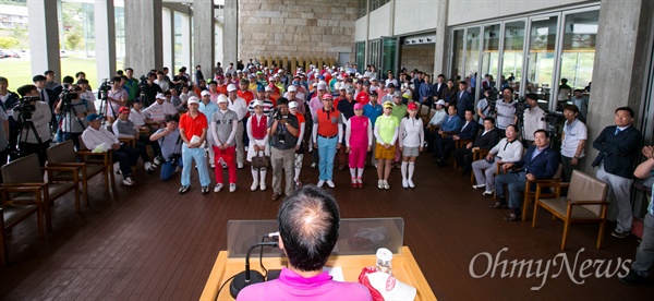  홍준표 경남도지가 5일 오후 경남 창녕 동훈힐마루컨트리클럽에서 열린 경남도지사배 공무원 골프대회 개회식에 참석하고 있다. 