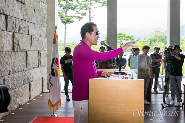  홍준표 경남도지가 5일 오후 경남 창녕 동훈힐마루컨트리클럽에서 열린 경남도지사배 공무원 골프대회에 개회식에 참석하고 있다. 