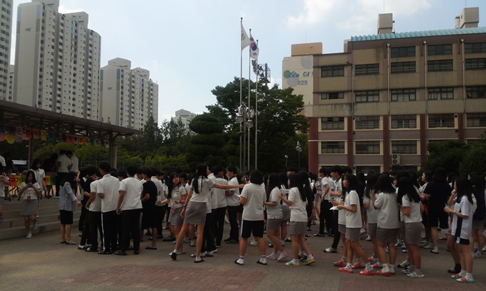 오후 1시 무렵, 점심시간이 시작되자 학생들이 친구사랑의 날 행사를 진행하며 우르르 몰려들었다. 