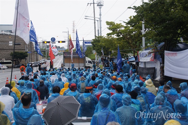 경북 구미시 구미4공단 아사히글라스 공장 앞에서 해고된 사내하청 노동자들의 연대한마당이 5일 오후 열렸다.