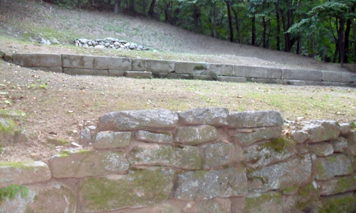 천제암궁지는 3단 축대와 4개의 돌기둥이 서있다.