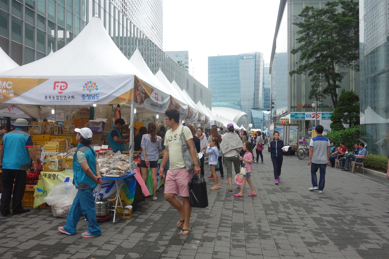 MBC 신사옥 광장에서 열리고 있는 충남 농산물 홍보전