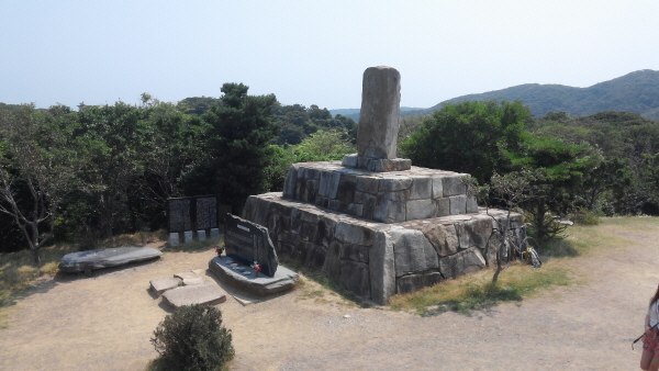  조난당한 조선 역관들의 영혼을 위로하는 돌비석