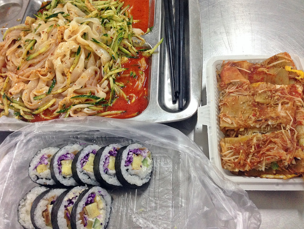 학교에서 자주 사먹었던 음식들. 왼쪽 위 쪽부터 반시계방향으로 량피, 김밥, 카오렁멘.