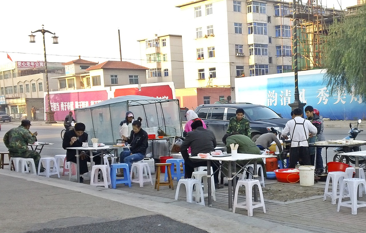 중국에는 노상에서 아침식사를 파는 곳이 많다. 요우티아오(밀가루를 길게 반죽해 튀긴 빵), 만두나 죽, 두유등을 판다.