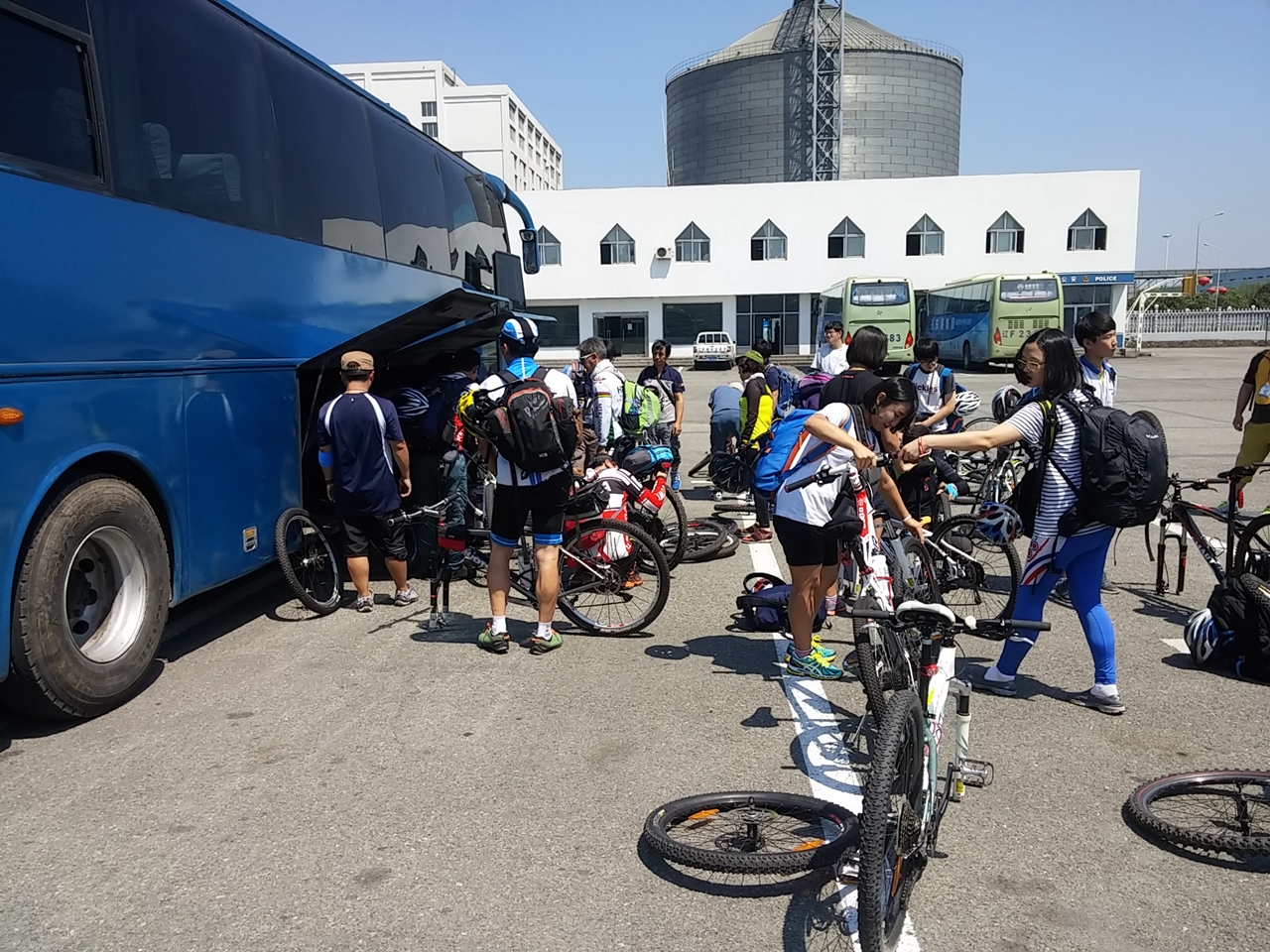 관광버스 짐칸에 자전거를 싣고 있다