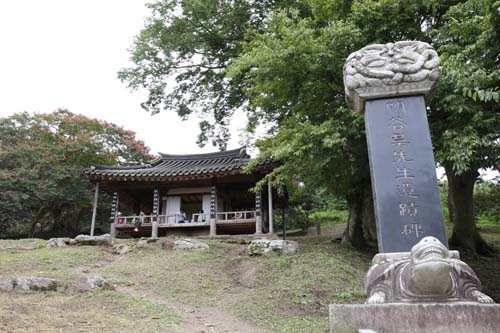 명곡 오희도의 비와 명옥헌. 배롱나무 핀 연못 주변을 내려다 볼 수 있는 공간에 자리하고 있다.