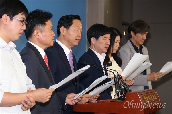  김상곤 새정치민주연합 혁신위원장이 7일 국회 정론관에서 선거구별로 '국민공천단'을 도입하고 정치 신인에 대해 10%의 가산점을 주는 내용의 '공천 혁신안'을 발표하고 있다.