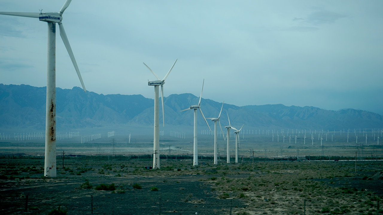 사막에 있는 풍력발전소의 풍차들