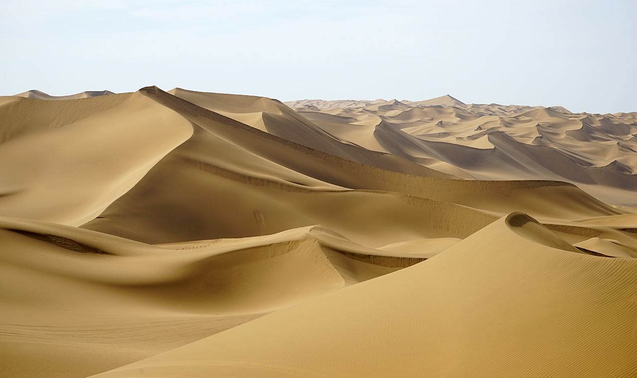 중국 선선시 쿠무타크 사막의 모래산