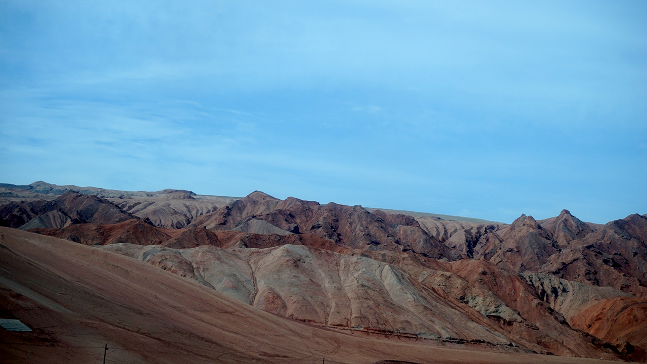 사막지역에 있는 붉은 산