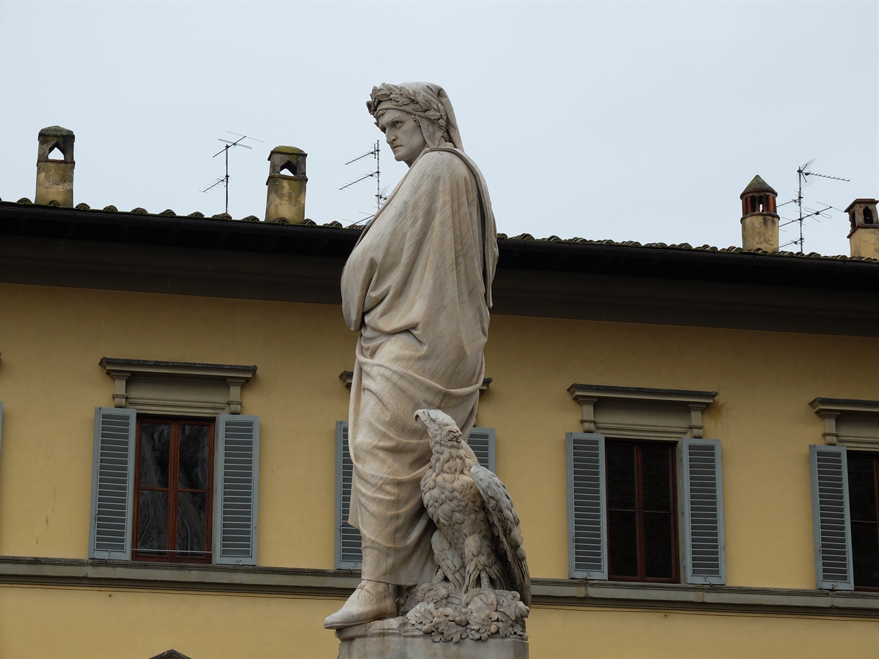 산타 크로체 성당 앞에 고향 피렌체에 묻히지 못한 단테의 석상이 서 있습니다.
