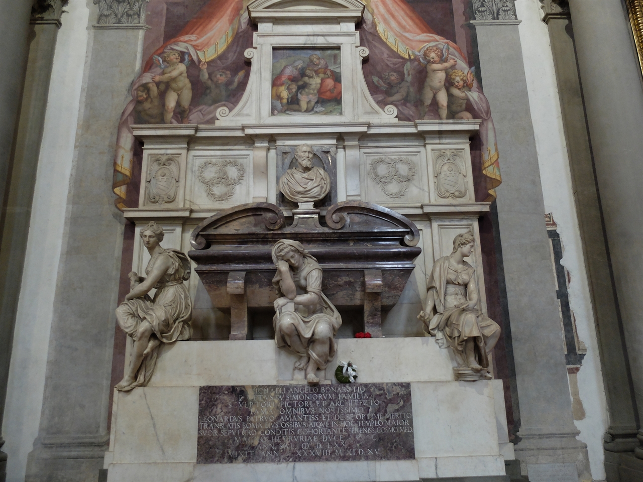 산타 크로체 성당 안의 미켈란젤로의 무덤입니다. 산타 크로체 성당에는 이외에도 갈릴레이, 마키아벨리, 롯시니 등 피렌체가 낳은 위대한 인물들의 무덤과 단테의 가묘가 있습니다. 