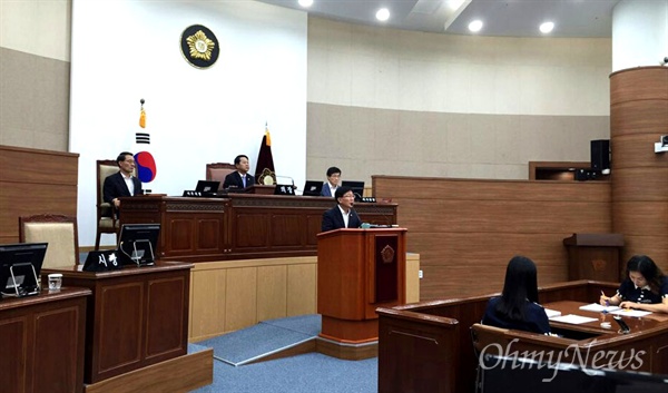 7일 오후 열린 창원시의회 본회의장에 안상수 창원시장이 불출석했다. 이런 가운데 김헌일 시의원이 신상 발언을 통해 안상수 창원시장을 비난했다.
