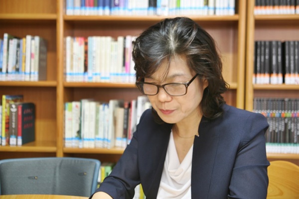 자신의 시집에서 소개할 시를 고르고 있는 김영주 시인