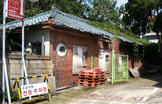 화실 용도로 지어 김두환 화백이 사망하기 전까지 작품활동을 했던 건물이 위태로운 모습으로 버티고 있다. 붉은 벽돌과 원형창의 건축디자인이 특이하다.
