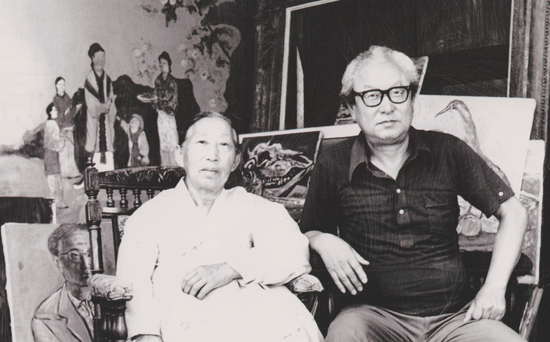 1970년대 언론에 게재됐던 김두환 화백 부부 사진. 화백의 화실에서 찍은 것으로 뒤에 벽화가 보인다.