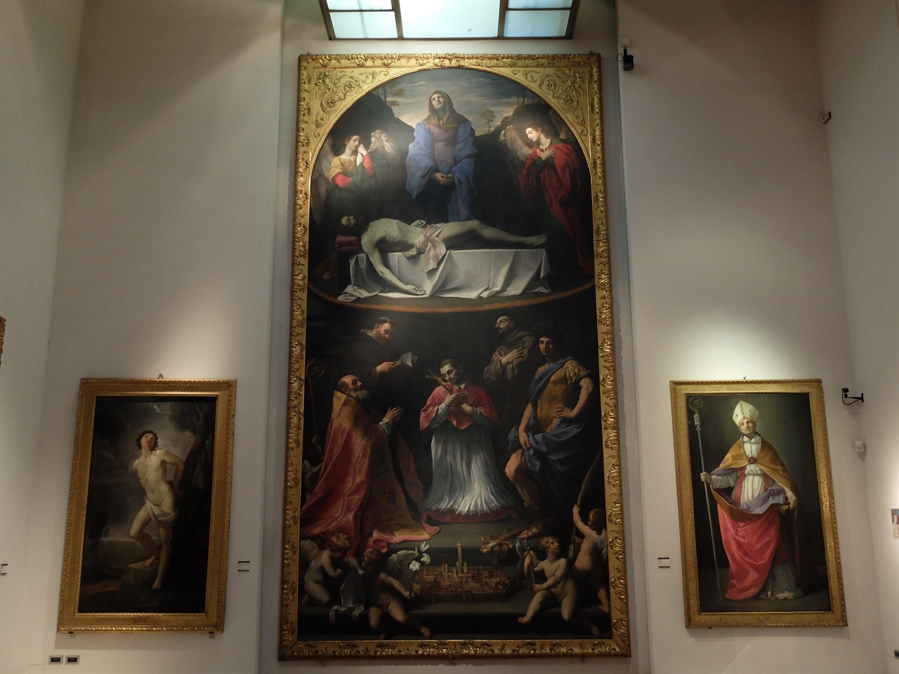 구이도 레니, ‘피에타 데이 멘디칸티’ (중앙), '성 세바스티아노'(왼쪽), '성 안드레아 코르시니'(오른쪽), 볼로냐 국립 회화관. 리드미컬한 색채감과 부드러운 정조가 특징인 구이도 레니의 명작들이 개인전처럼 전시되어 있습니다.