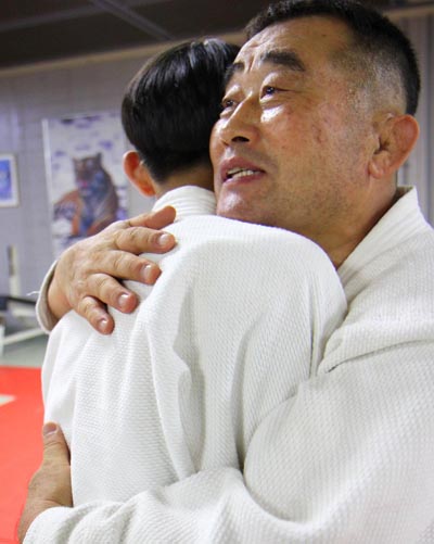 인천경찰청 상무관에서 유도훈련을 마친 뒤에 제자들읕 안아주고 있는 박용호 경위.