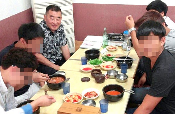 인천지역 일진과 학교폭력 피해자들의 사부인 박용호 경위는 박봉을 털어서 자장면과 국밥, 라면을 사준다. 