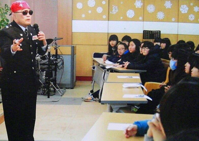 학교폭력예방 전도사로 변신한 박용호 경위. 